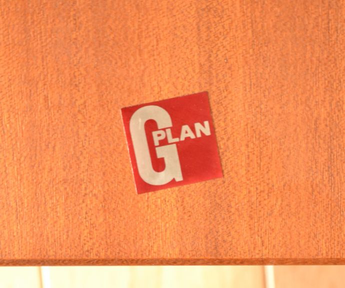 G-PLAN(Gプラン)　アンティーク家具　北欧スタイルのヴィンデージ家具、G-PLANのコーヒーテーブル（棚付き）。G-planのタグが残っていました。(x-756-f)