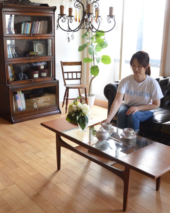 G-PLAN(Gプラン)　アンティーク家具　北欧スタイルのヴィンデージ家具、G-PLANのコーヒーテーブル（棚付き）。天板がガラスだから、なんでも乗せて使えて便利。(x-756-f)