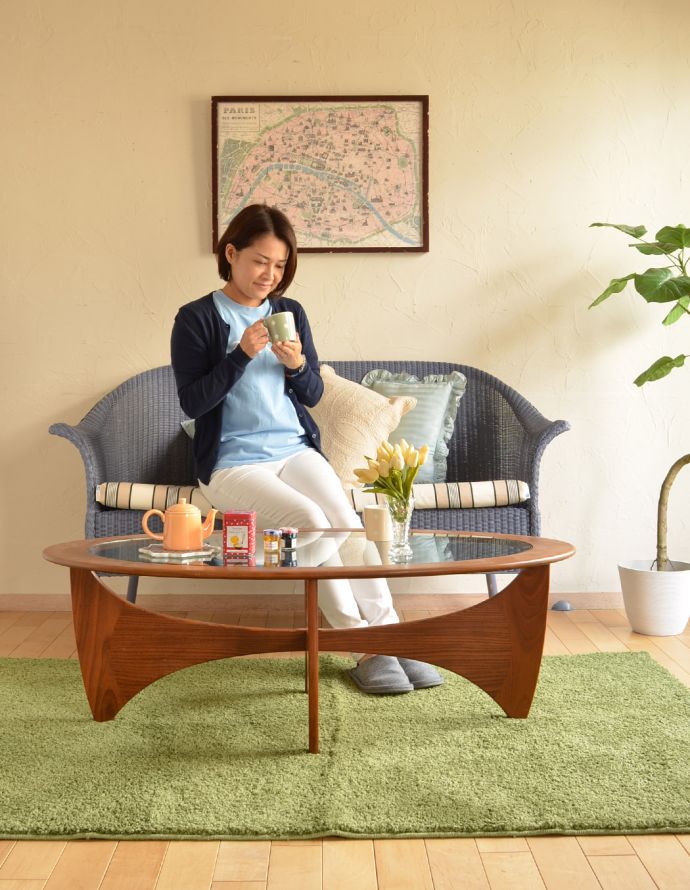 G-PLAN(Gプラン)　アンティーク家具　ヴィンテージの北欧インテリア、ガラストップのコーヒーテーブル（G-PLAN）。天板が広いので、ゆったりとお使い頂けます。(x-757-f)