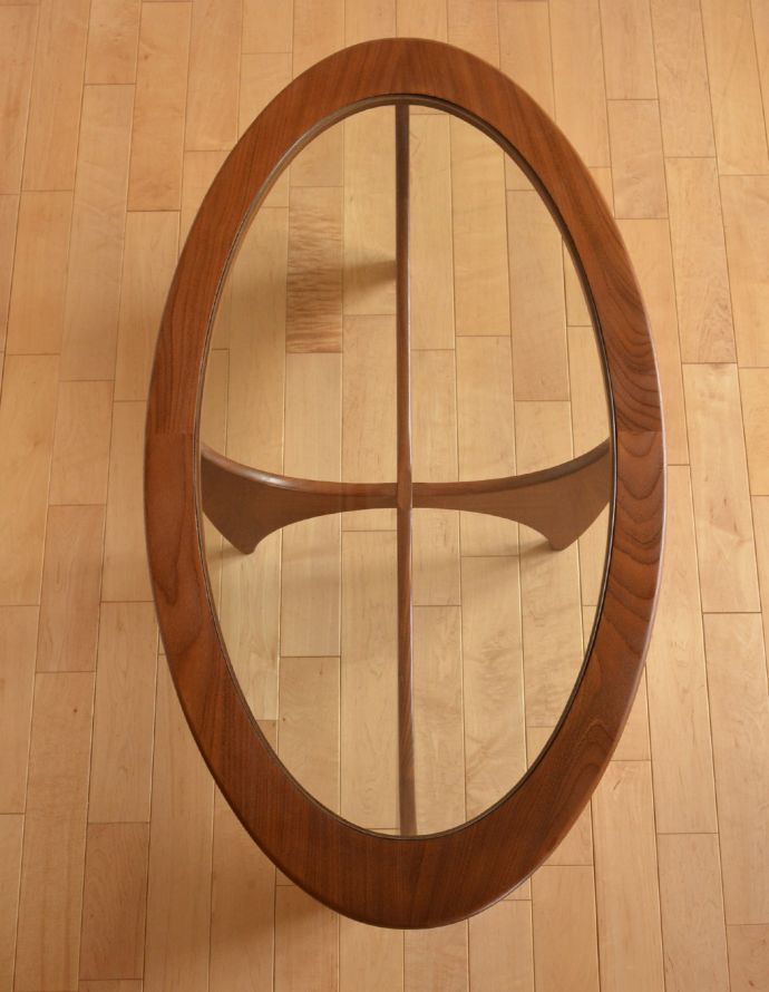 G-PLAN(Gプラン)　アンティーク家具　ヴィンテージの北欧インテリア、ガラストップのコーヒーテーブル（G-PLAN）。楕円形の天板です。(x-757-f)