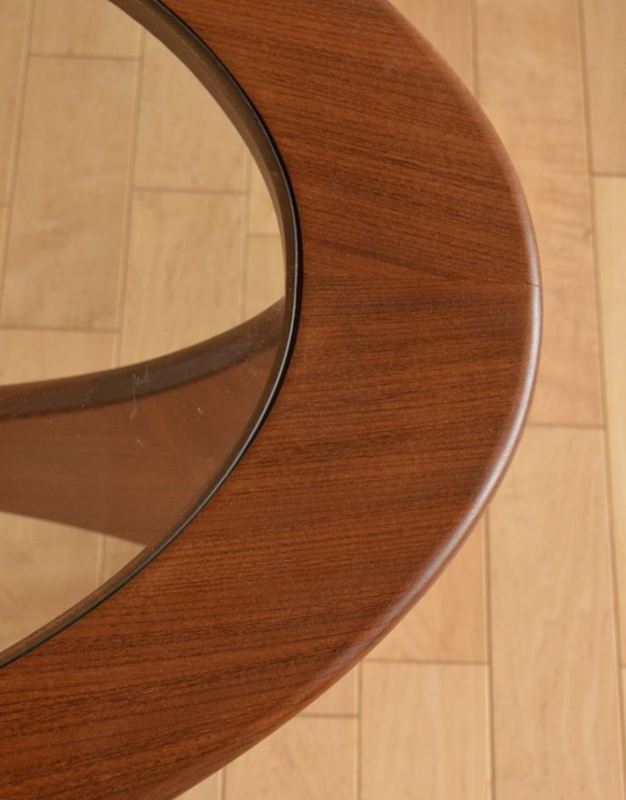 G-PLAN(Gプラン)　アンティーク家具　ヴィンテージの北欧インテリア、ガラストップのコーヒーテーブル（G-PLAN）。丸いので小さなお子様にも安心です。(x-757-f)