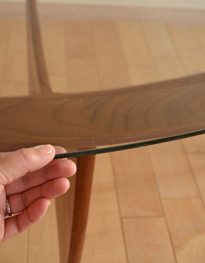 G-PLAN(Gプラン)　アンティーク家具　ヴィンテージの北欧インテリア、ガラストップのコーヒーテーブル（G-PLAN）。ガラス部分は取り外しできるようになっているので、模様替えやお手入れの際も嬉しいですよね。(x-757-f)