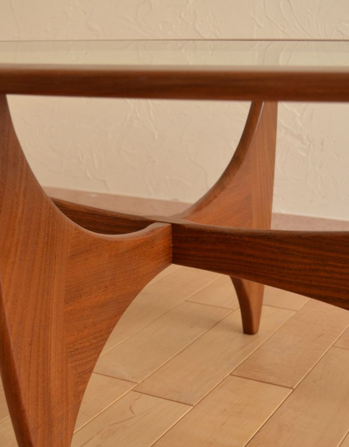 G-PLAN(Gプラン)　アンティーク家具　ヴィンテージの北欧インテリア、ガラストップのコーヒーテーブル（G-PLAN）。クロスになった脚元には、文庫本などが置いておけるのでとっても便利。(x-757-f)