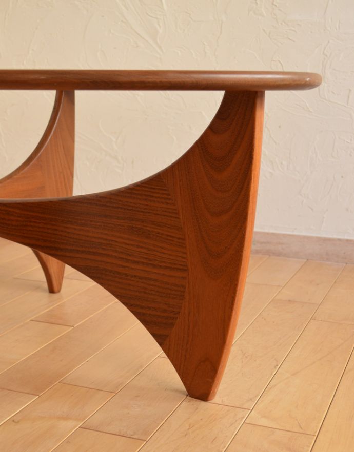 G-PLAN(Gプラン)　アンティーク家具　ヴィンテージの北欧インテリア、ガラストップのコーヒーテーブル（G-PLAN）。脚のデザインがスタイリッシュでかっこいい！きちんと支えますのでご安心ください。(x-757-f)