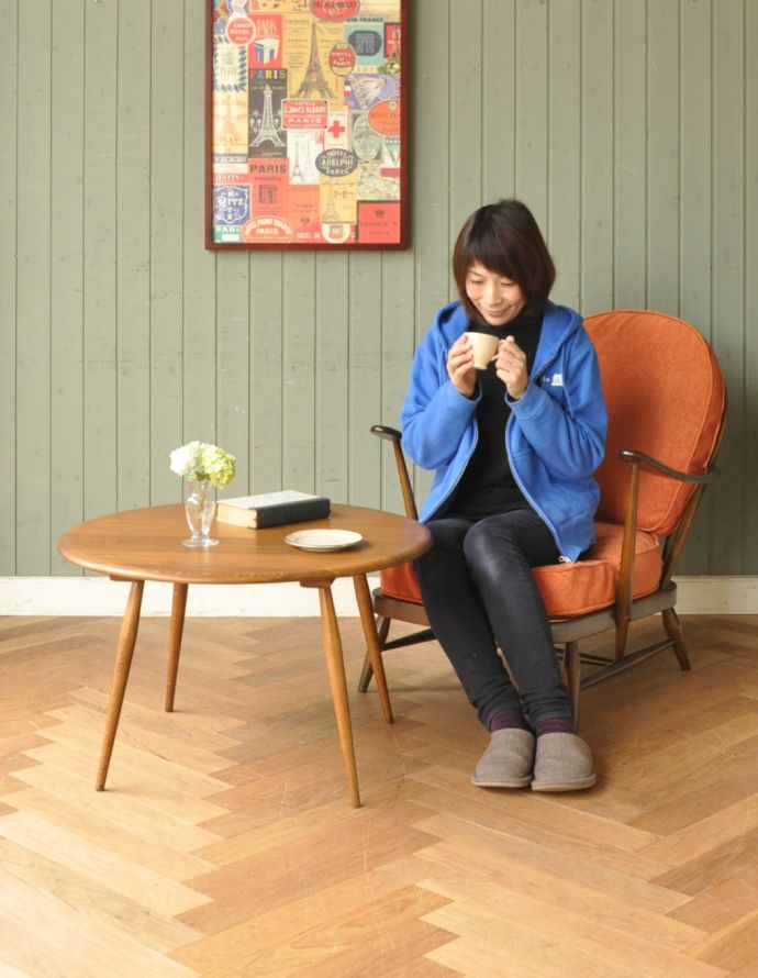 アーコールの家具　アンティーク家具　有名なアーコール社のアンティーク家具、丸い形のコーヒーテーブル。可愛いテーブルに食器が並ぶと、お家でカフェ気分を味わえます。(x-758-f)