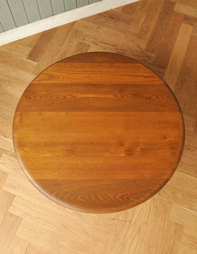 アーコールの家具　アンティーク家具　有名なアーコール社のアンティーク家具、丸い形のコーヒーテーブル。メンテナンスをしっかりしているので、ご安心ください。(x-758-f)