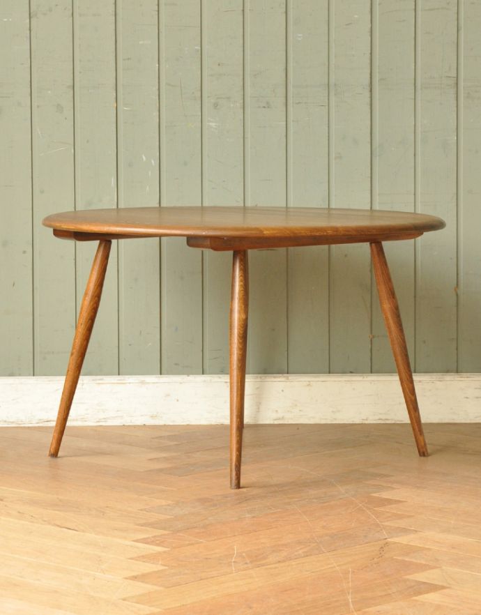 アーコールの家具　アンティーク家具　有名なアーコール社のアンティーク家具、丸い形のコーヒーテーブル。スリムな奥行きなのでアパートのリビングにもピッタリ！。(x-758-f)