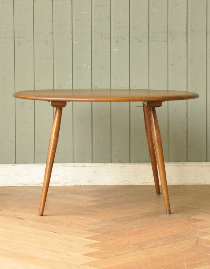 アーコールの家具　アンティーク家具　有名なアーコール社のアンティーク家具、丸い形のコーヒーテーブル。ハの字に開いた脚がアーコールらしくて可愛いです。(x-758-f)