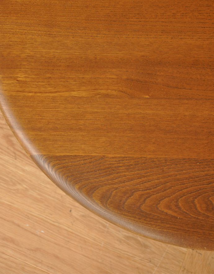 アーコールの家具　アンティーク家具　有名なアーコール社のアンティーク家具、丸い形のコーヒーテーブル。角が丸いので小さなお子様がいるお家でも安心してお使いいただけます。(x-758-f)