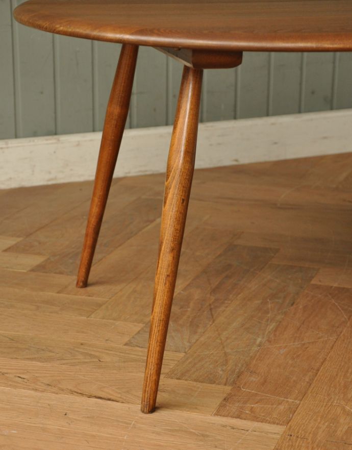 アーコールの家具　アンティーク家具　有名なアーコール社のアンティーク家具、丸い形のコーヒーテーブル。アーコールらしい細いきれいな脚です。(x-758-f)