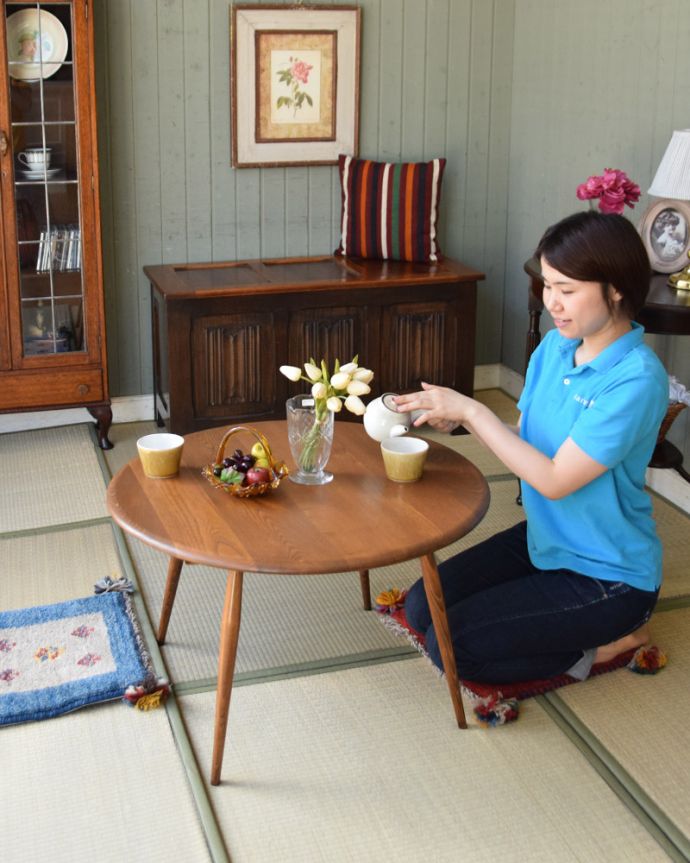 アーコールの家具　アンティーク家具　有名なアーコール社のアンティーク家具、丸い形のコーヒーテーブル。アーコールのコーヒーテーブルは座卓代わり。(x-758-f)