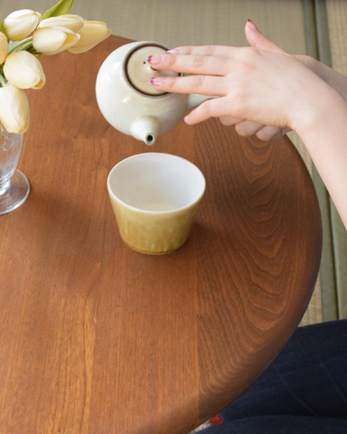 アーコールの家具　アンティーク家具　有名なアーコール社のアンティーク家具、丸い形のコーヒーテーブル。お茶をしたり、パソコンを置いて仕事をしたりも出来るしっかりしたキレイな天板です。(x-758-f)