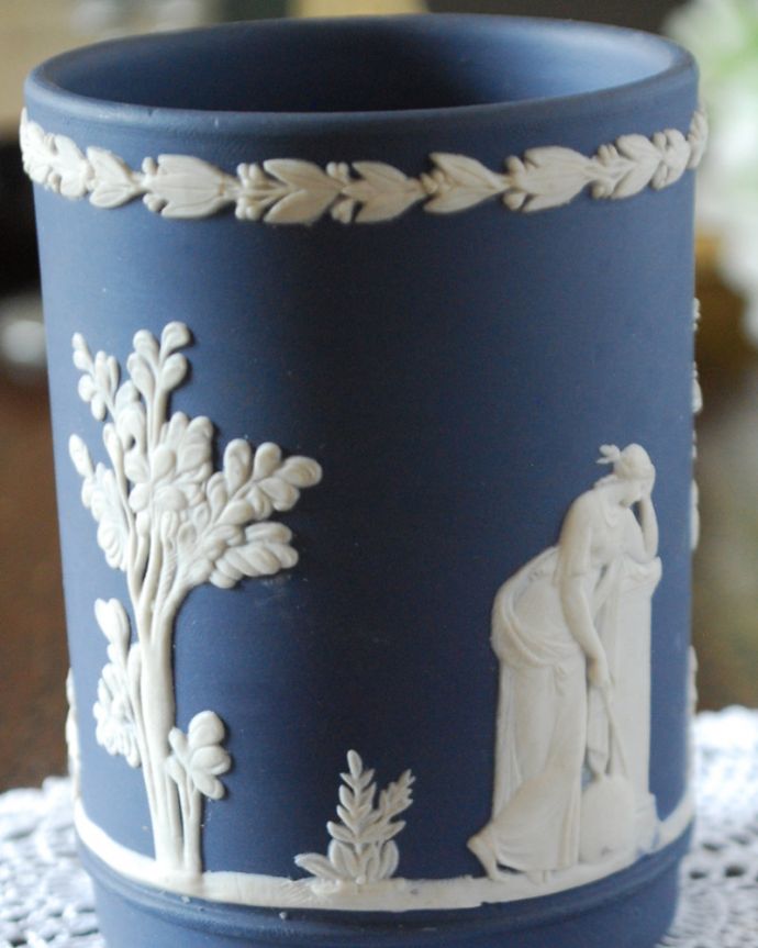 ジャスパーウェア アンティーク雑貨 シックなカラーが大人っぽいアンティークジャスパーウェアのポット(花瓶)。繊細なレリーフは飾るだけで美しくいくつも集めたくなります。(x-758-z)