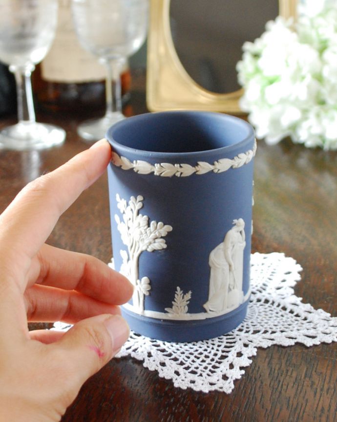 ジャスパーウェア アンティーク雑貨 シックなカラーが大人っぽいアンティークジャスパーウェアのポット(花瓶)。使い込むほどに光沢と風合いを増す二度楽しめる逸品です。(x-758-z)