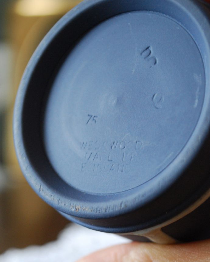 ジャスパーウェア アンティーク雑貨 シックなカラーが大人っぽいアンティークジャスパーウェアのポット(花瓶)。裏面にはロゴが刻まれています。(x-758-z)