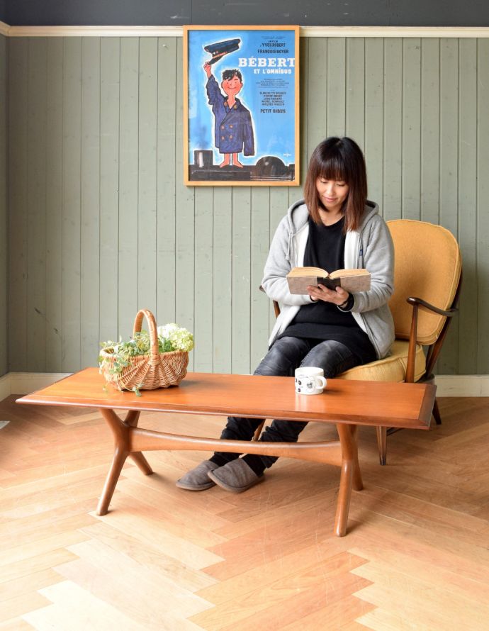 ロイドテーブル　アンティーク家具　ヴィンテージの北欧インテリア、脚がかっこいいコーヒーテーブル。天板が広いので、ゆったりとお使い頂けます。(x-759-f)