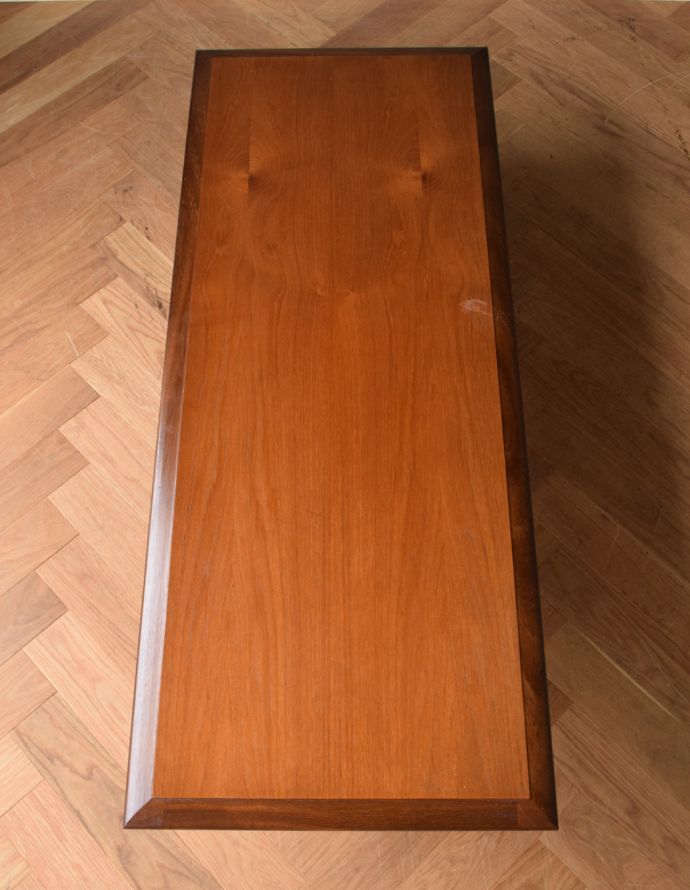 ロイドテーブル　アンティーク家具　ヴィンテージの北欧インテリア、脚がかっこいいコーヒーテーブル。天板です。(x-759-f)