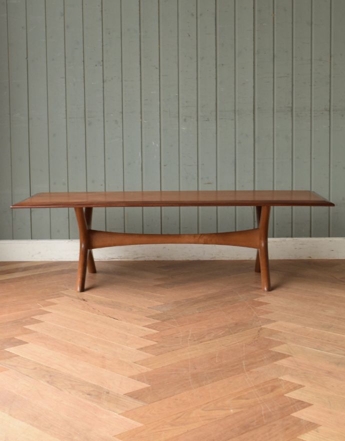 ロイドテーブル　アンティーク家具　ヴィンテージの北欧インテリア、脚がかっこいいコーヒーテーブル。アンティークは新品ではないので、経年変化によるキズはありますが、専門の職人によって目立たないようにキレイにお直しをしています。(x-759-f)