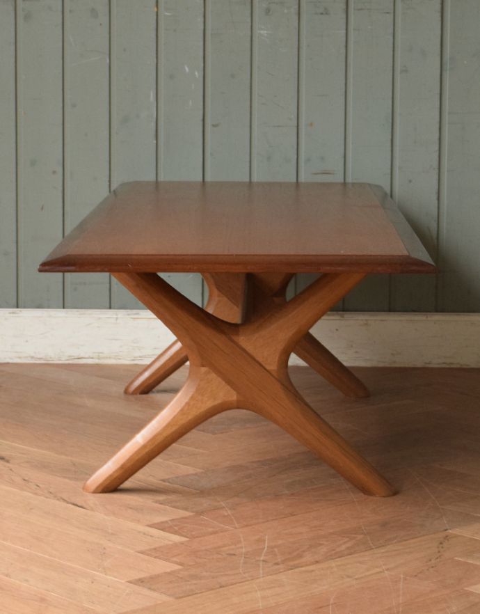 ロイドテーブル　アンティーク家具　ヴィンテージの北欧インテリア、脚がかっこいいコーヒーテーブル。スリムなのですっきりした印象です。(x-759-f)