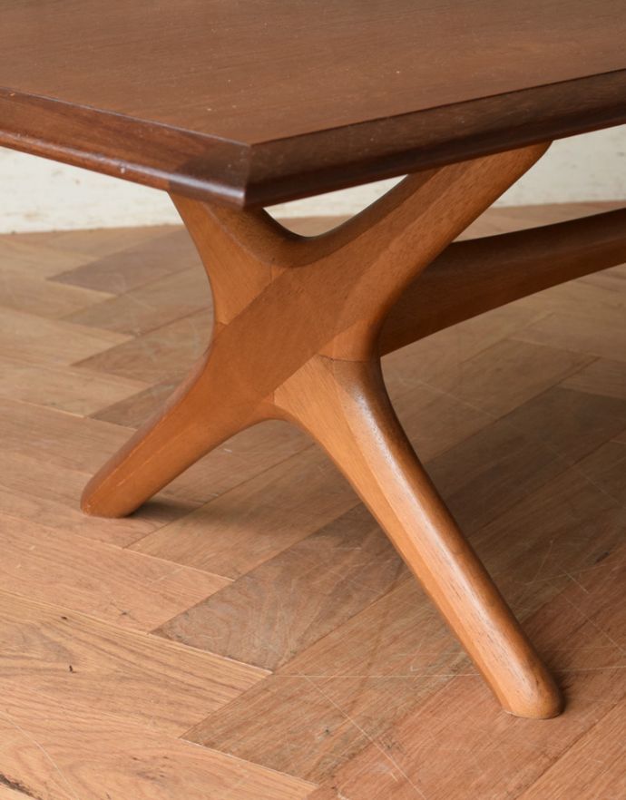 ロイドテーブル　アンティーク家具　ヴィンテージの北欧インテリア、脚がかっこいいコーヒーテーブル。キチンとお直ししてありますので、安定感のある脚です。(x-759-f)