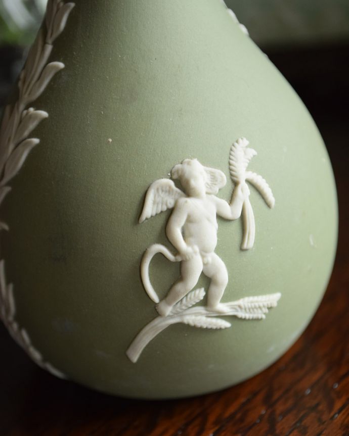 ジャスパーウェア　アンティーク雑貨　セージグリーンのアンティークジャスパーウェア、Wedgwoodの１輪挿し。繊細なレリーフは飾るだけで美しくいくつも集めたくなります。(x-761-z)
