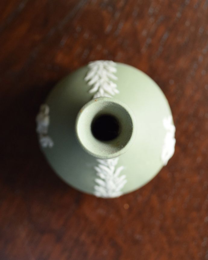 ジャスパーウェア　アンティーク雑貨　セージグリーンのアンティークジャスパーウェア、Wedgwoodの１輪挿し。上から見るとこんな感じ。(x-761-z)