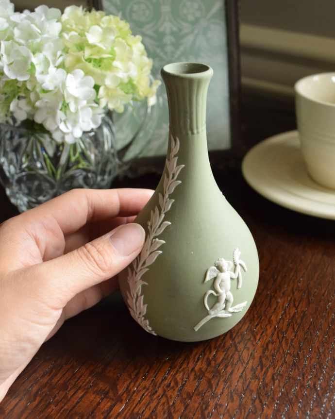 ジャスパーウェア　アンティーク雑貨　セージグリーンのアンティークジャスパーウェア、Wedgwoodの１輪挿し。このまま飾っても花器として使っても素敵です。(x-761-z)
