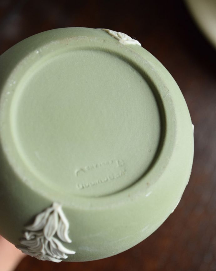 ジャスパーウェア　アンティーク雑貨　セージグリーンのアンティークジャスパーウェア、Wedgwoodの１輪挿し。裏にメーカーの刻印があります。(x-761-z)