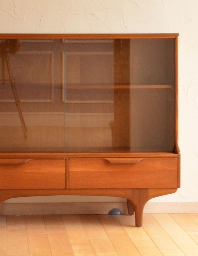 G-PLAN(Gプラン) アンティーク家具 北欧スタイルのヴィンテージ家具、G-planのグラスキャビネット。ガラスの引き戸が入った珍しいデザイン!お手入れもしやすく、実用性がバッチリです。(x-762-f)