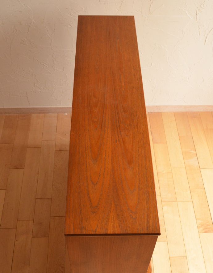 G-PLAN(Gプラン) アンティーク家具 北欧スタイルのヴィンテージ家具、G-planのグラスキャビネット。天板もキレイに塗装を仕上げました。(x-762-f)