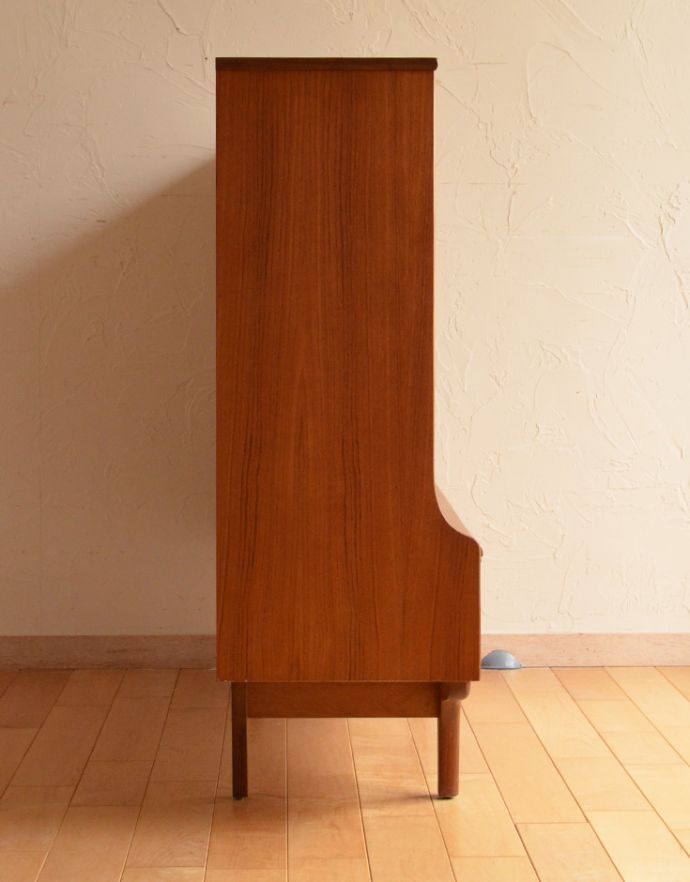 G-PLAN(Gプラン) アンティーク家具 北欧スタイルのヴィンテージ家具、G-planのグラスキャビネット。丈夫に作られているので、安心してお使いいただけます。(x-762-f)