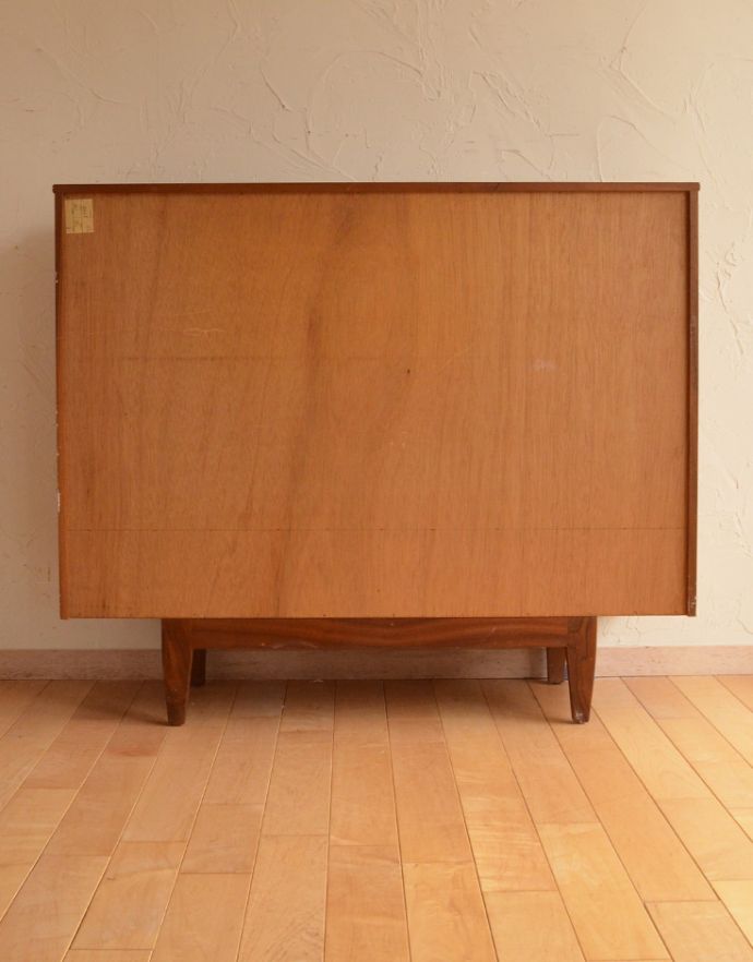 G-PLAN(Gプラン) アンティーク家具 北欧スタイルのヴィンテージ家具、G-planのグラスキャビネット。きちんとメンテナンスしてあるので、裏側もキレイです。(x-762-f)