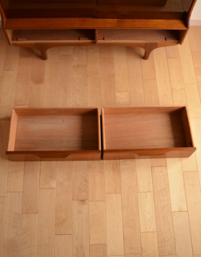 G-PLAN(Gプラン) アンティーク家具 北欧スタイルのヴィンテージ家具、G-planのグラスキャビネット。引き出しは2杯。(x-762-f)