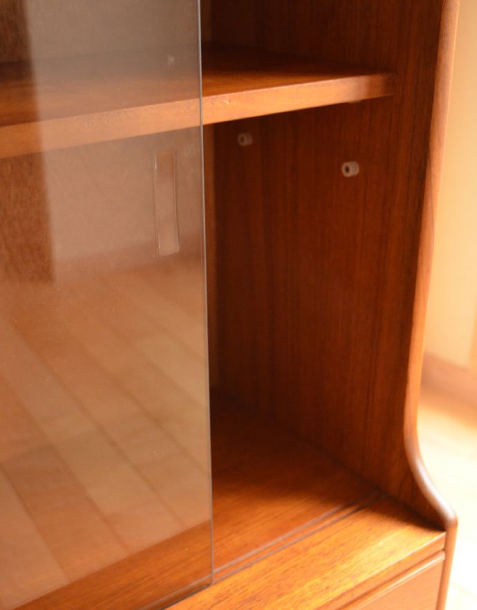 G-PLAN(Gプラン) アンティーク家具 北欧スタイルのヴィンテージ家具、G-planのグラスキャビネット。ガラス戸の取っ手に指を引っ掛けてスライドさせると開閉出来ます。(x-762-f)