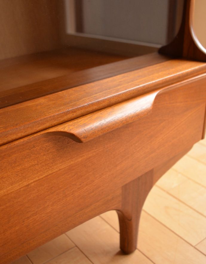 G-PLAN(Gプラン) アンティーク家具 北欧スタイルのヴィンテージ家具、G-planのグラスキャビネット。掴みやすい取っ手。(x-762-f)