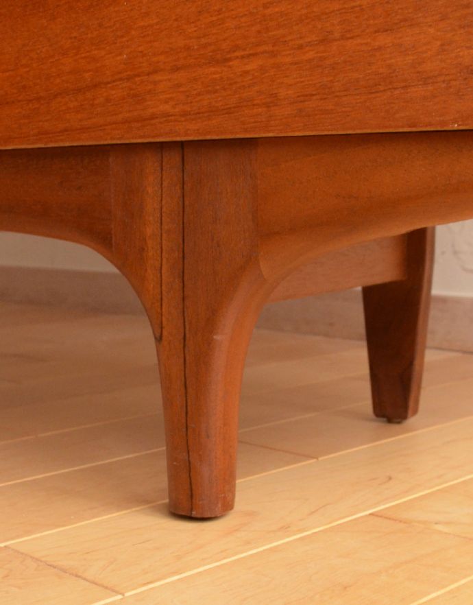 G-PLAN(Gプラン) アンティーク家具 北欧スタイルのヴィンテージ家具、G-planのグラスキャビネット。安定感のある脚がしっかり支えます。(x-762-f)