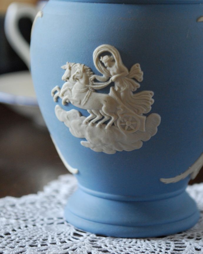 ジャスパーウェア　アンティーク雑貨　使い込むほどに深い味わいを増すアンティークジャスパーウェアフラワーベース（花器）。繊細なレリーフは飾るだけで美しくいくつも集めたくなります。(x-763-z)