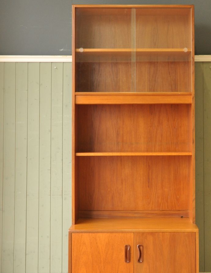 G-PLAN(Gプラン)　アンティーク家具　ヴィンテージ家具、G-plan（フレスコ）のキャビネット。ディスプレイスペース、本棚とテレビ台、全部欲しい方にオススメなのが、このキャビネット！スマートで北欧スタイルに似合います。(x-764-f)