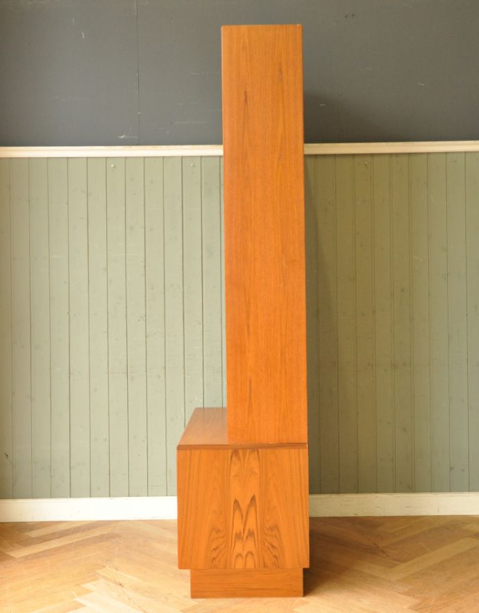 G-PLAN(Gプラン)　アンティーク家具　ヴィンテージ家具、G-plan（フレスコ）のキャビネット。横から見てもピカピカです。(x-764-f)