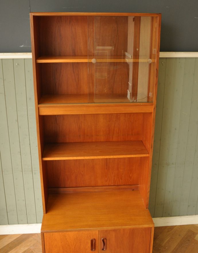 G-PLAN(Gプラン)　アンティーク家具　ヴィンテージ家具、G-plan（フレスコ）のキャビネット。木枠がないガラスの引き戸なので、中にディスプレイしたものがお店のショーケースのように見えます。(x-764-f)