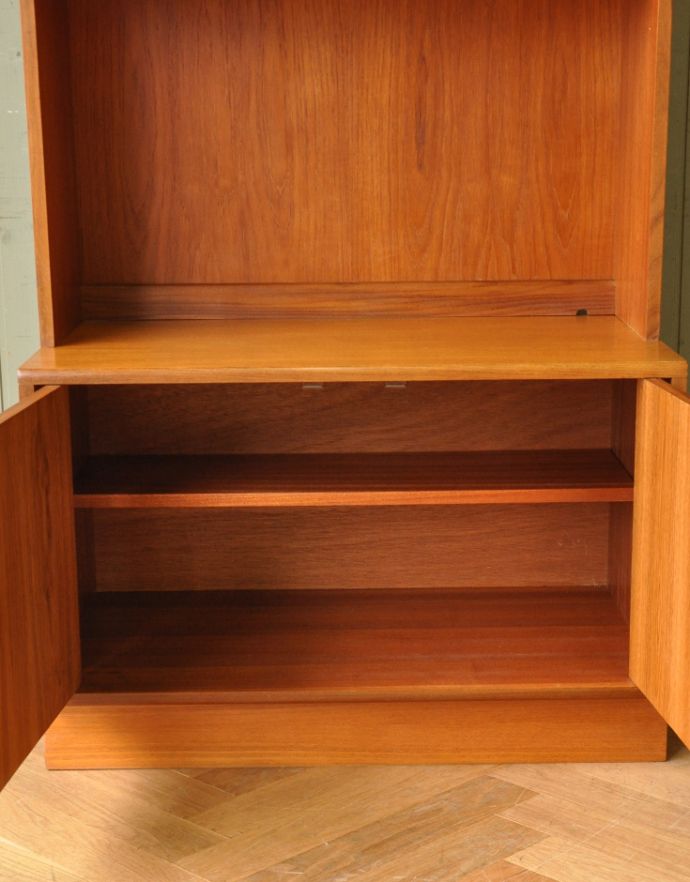 G-PLAN(Gプラン)　アンティーク家具　ヴィンテージ家具、G-plan（フレスコ）のキャビネット。重いものや見せたくないものは扉の奥に収納しましょう。(x-764-f)