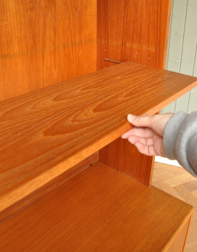 G-PLAN(Gプラン)　アンティーク家具　ヴィンテージ家具、G-plan（フレスコ）のキャビネット。オープンスペースの棚板は可動です。(x-764-f)