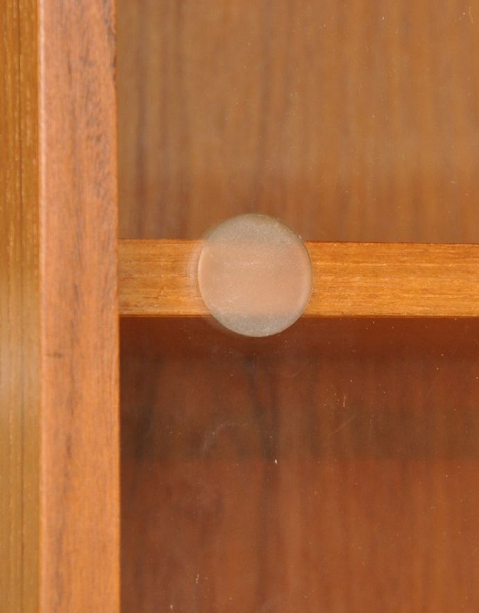 G-PLAN(Gプラン)　アンティーク家具　ヴィンテージ家具、G-plan（フレスコ）のキャビネット。ガラス戸の取っ手に指を引っ掛けてスライドさせると開閉出来ます。(x-764-f)