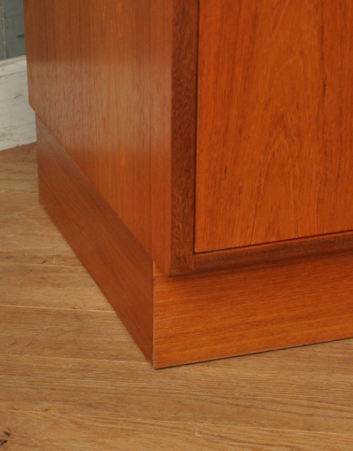 G-PLAN(Gプラン)　アンティーク家具　ヴィンテージ家具、G-plan（フレスコ）のキャビネット。安定感のある脚がしっかり支えます。(x-764-f)