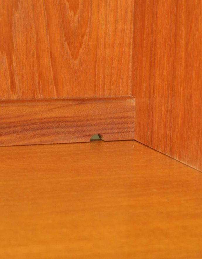 G-PLAN(Gプラン)　アンティーク家具　ヴィンテージ家具、G-plan（フレスコ）のキャビネット。木製扉収納上のオープンスペースには、コード穴が２ヶ所開いています。(x-764-f)