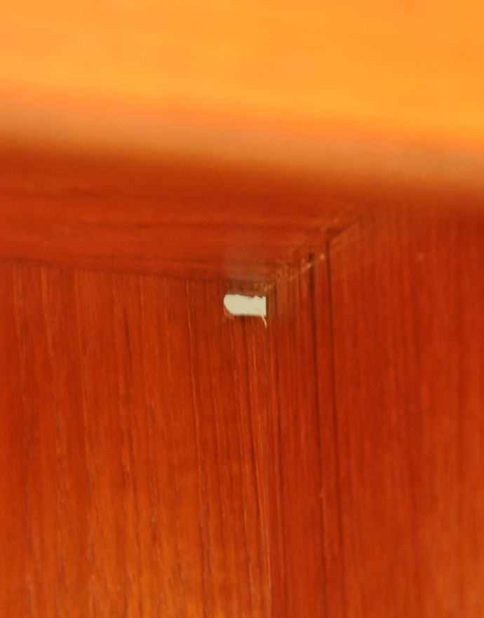 G-PLAN(Gプラン)　アンティーク家具　ヴィンテージ家具、G-plan（フレスコ）のキャビネット。木製扉収納上のオープンスペースには、コード穴が２ヶ所開いています。(x-764-f)