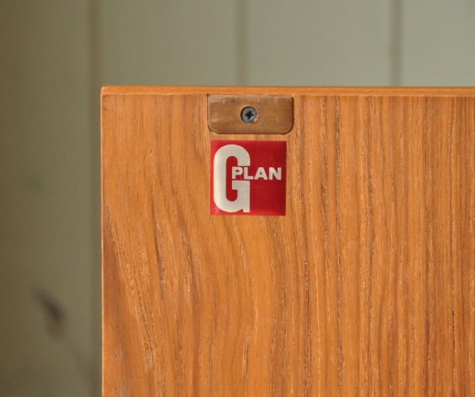 G-PLAN(Gプラン)　アンティーク家具　ヴィンテージ家具、G-plan（フレスコ）のキャビネット。「G-PLAN」のロゴステッカーがついています。(x-764-f)