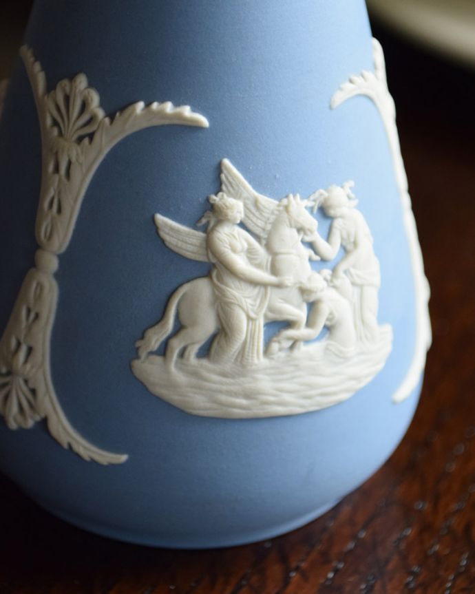 ジャスパーウェア　アンティーク雑貨　アンティークジャスパーウェアの小さな花器（フラワーベース）、Wedgwood。ギリシャ神話などをモチーフにした図柄の模様が特徴です。(x-764-z)