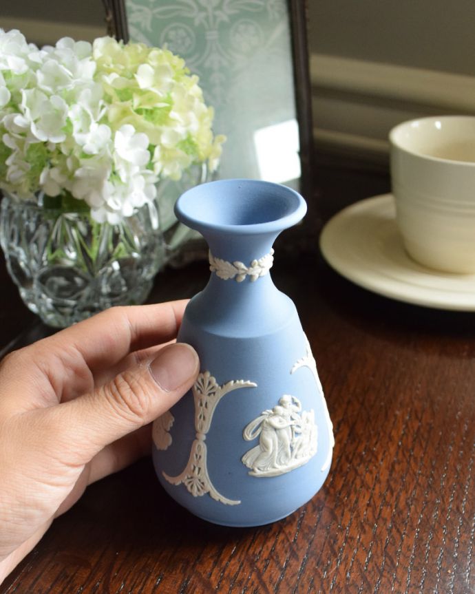 ジャスパーウェア　アンティーク雑貨　アンティークジャスパーウェアの小さな花器（フラワーベース）、Wedgwood。使い込むほどに光沢と風合いを増す二度楽しめる逸品です。(x-764-z)