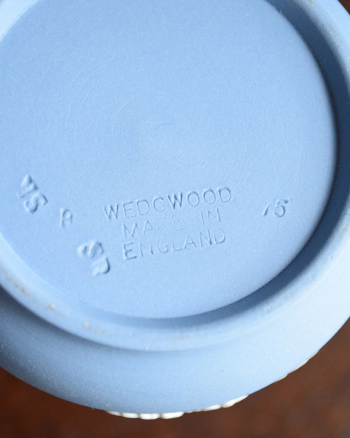 ジャスパーウェア　アンティーク雑貨　アンティークジャスパーウェアの小さな花器（フラワーベース）、Wedgwood。裏にメーカーの刻印があります。(x-764-z)